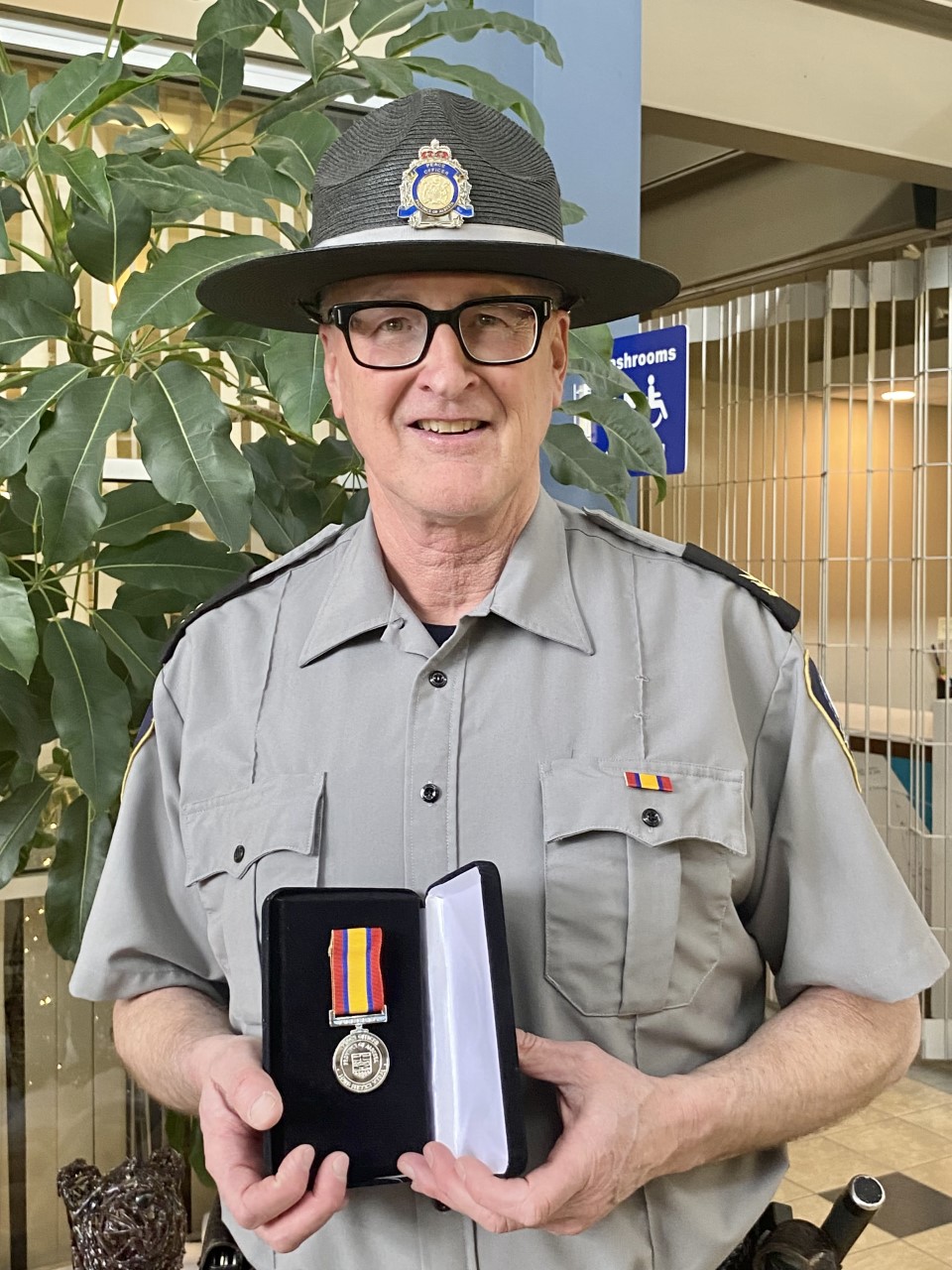 Long time Peace Officer receives award Local